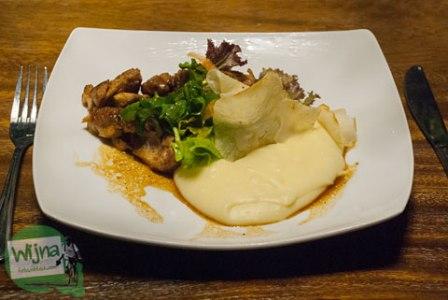 Abhayagiri Chicken Steak seharga Rp95.600 (+21% pajak)