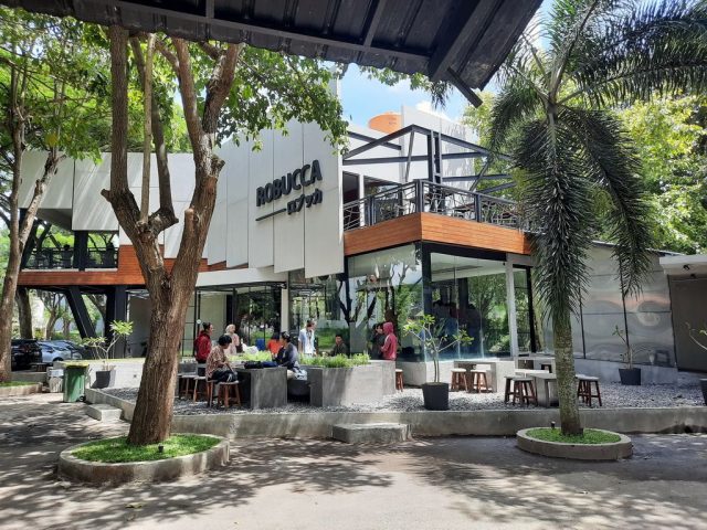 Suasana Asri di Robucca Cafe Malang